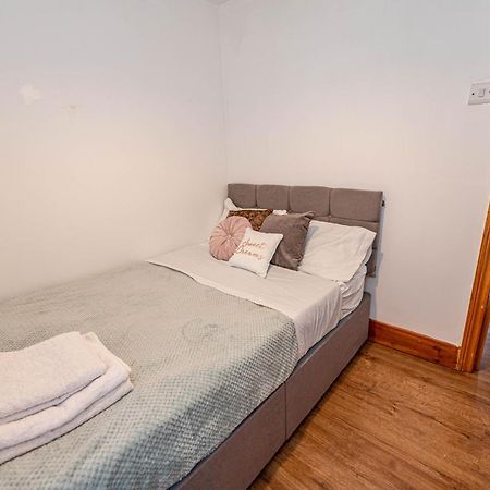 Beautiful 4 Bedrooms House, 7 Walk To Train Station Plumstead  Exterior foto
