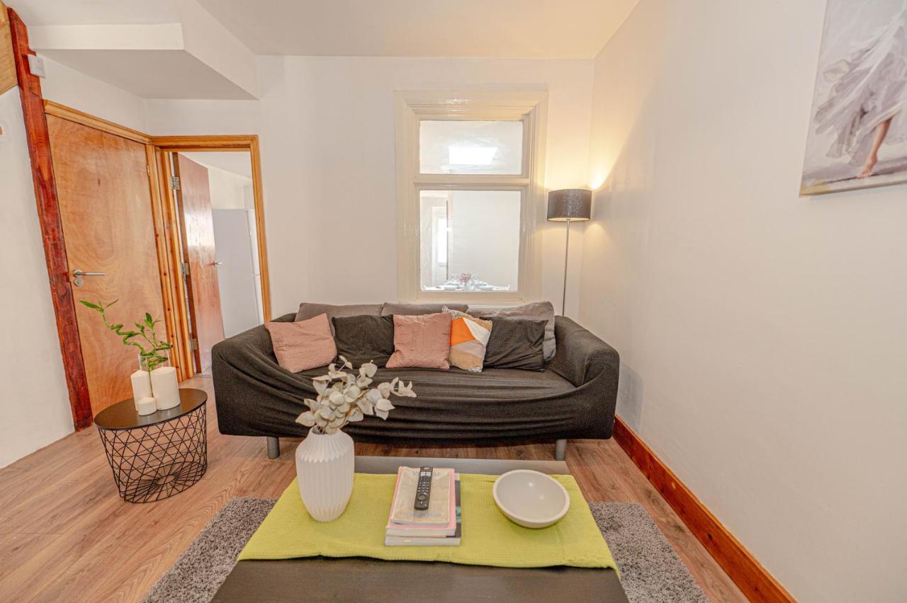Beautiful 4 Bedrooms House, 7 Walk To Train Station Plumstead  Exterior foto