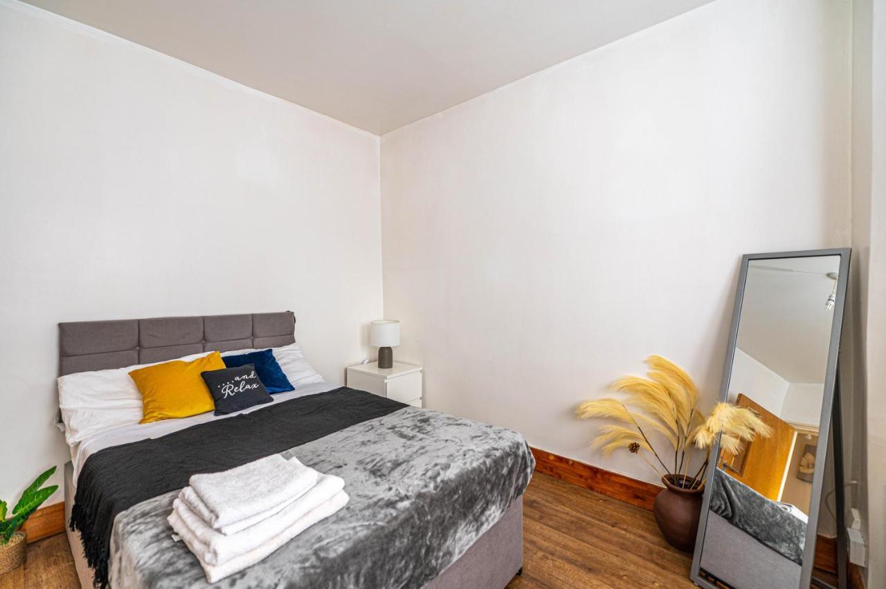 Beautiful 4 Bedrooms House, 7 Walk To Train Station Plumstead  Exterior foto