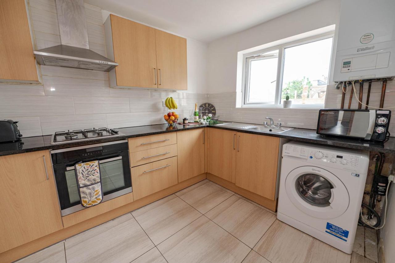 Beautiful 4 Bedrooms House, 7 Walk To Train Station Plumstead  Exterior foto