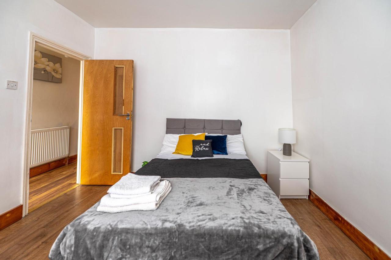 Beautiful 4 Bedrooms House, 7 Walk To Train Station Plumstead  Exterior foto