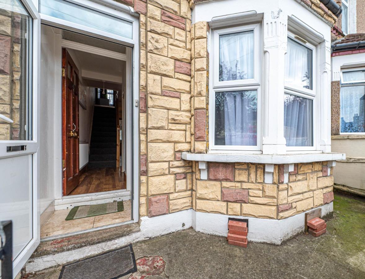 Beautiful 4 Bedrooms House, 7 Walk To Train Station Plumstead  Exterior foto