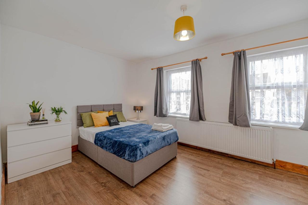Beautiful 4 Bedrooms House, 7 Walk To Train Station Plumstead  Exterior foto
